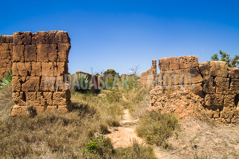Tamboo, adobe wall