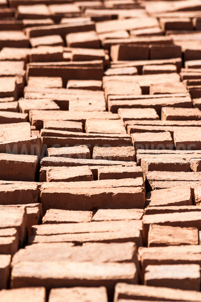 Manufacture of earthen bricks in Antalaha