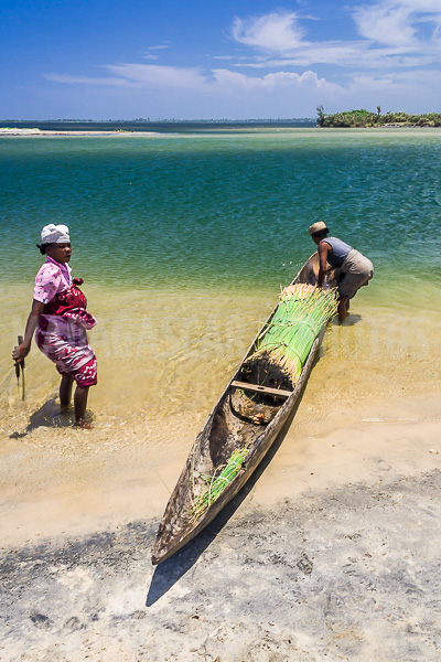 Transport by dugout canoe on the Pangalanes Canal